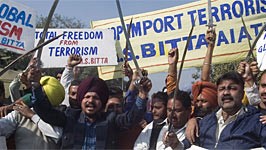 Terroranschläge in Indien: "Stop Import Terrorism": Demonstranten der All India Anti Terrorist Front (AIATF) protestieren gegen die Terroranschläge von Mumbai. Viele Inder sehen die Drahtzieher in Pakistan.