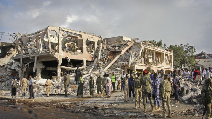 Somalia: Auch am Tag nach dem Bombenanschlag in der somalischen Hauptstadt Mogadischu suchen Sicherheitskräfte und Anwohner noch nach Opfern.