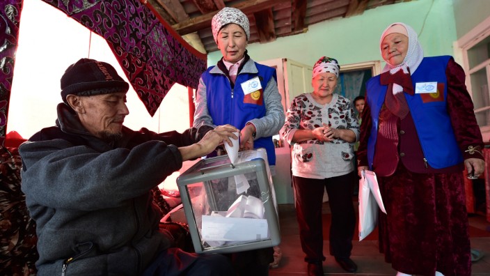 Wahl in Kirgistan: Ein Mann hält eine Urne in dem kirgisischen Dorf Araschan. 55 Prozent aller Wähler stimmten für den Agrarökonom Sooronbaj Scheenbekow.