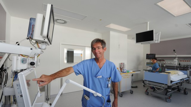 Intensivmedizin: Chefarzt Franz Brettner präsentiert die neuen Räume im Krankenhaus Barmherzige Brüder in Nymphenburg. In diesem Fall zeigt er ein Intensivüberwachungsbett. Künftig gibt es davon zehn – neben 16 weiteren Betten auf der Intensivstation.