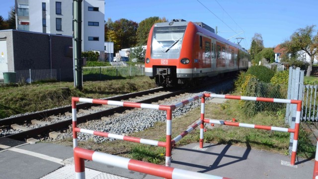 Gefahr am Bahnübergang: Die S-Bahn nähert sich dem Stadtbahnhof mit etwa 60 Stundenkilometern.