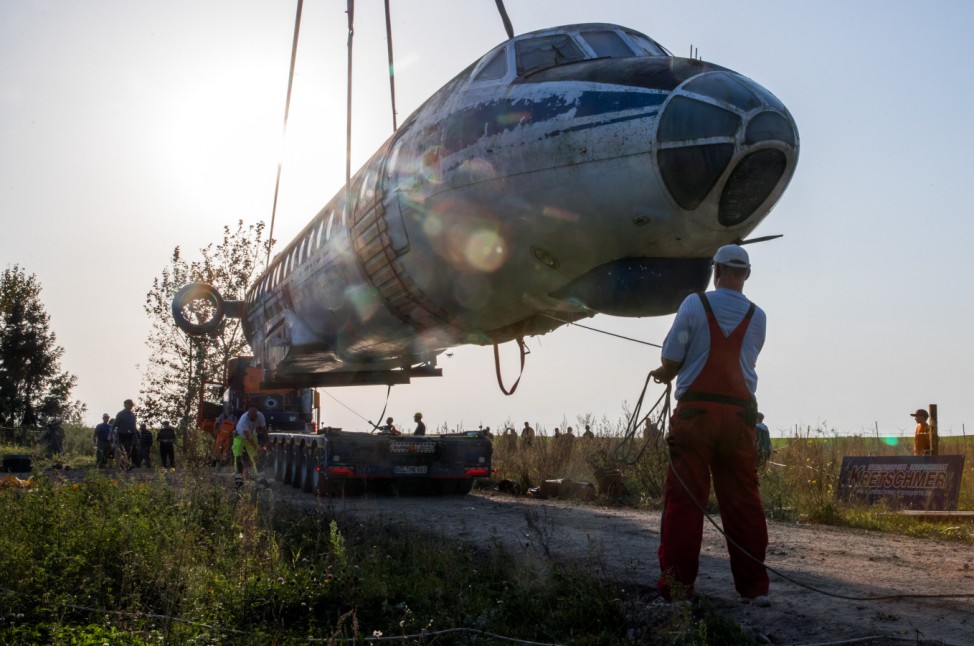 Tupolew-Flugzeug wird abtransportiert