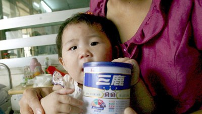 Prozessauftakt im Milch-Drama: Gesundheitliche Probleme wegen gefährlicher Lebensmittel: Seit Hu Schuang mit Milchpulver der Firma Sanlu gefüttert wurde, leidet das Kind unter Nierensteinen.