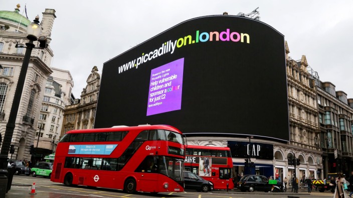 11 10 2017 London United Kingdom New Piccadilly Circus Billboard To Track Cars To Provide Ads