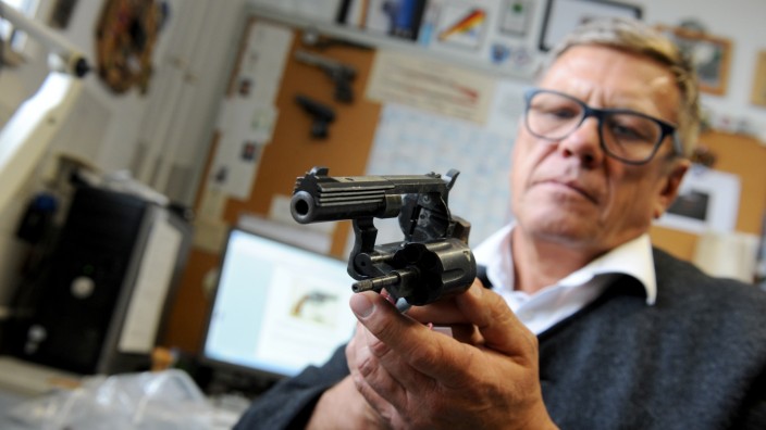 Zollfahndungsamt: Norbert Schindler überprüft in seinem Büro einen sichergestellten Revolver.