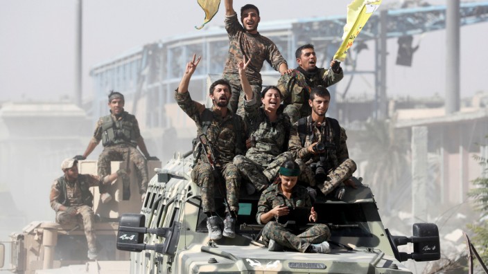 Kämpfer der SDF feiern im Oktober 2017 den Sieg über den IS in Raqqa.
