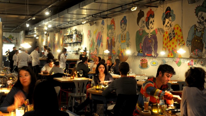 Restaurant Blitz: Hip, aber ohne den üblichen Hipsterkram, bunte Stühle und ein Wandgemälde im Stil des mexikanischen Día de Muertos.