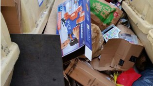 Abfall und Umwelt: Wer alte Kartons mit Adressaufklebern neben die Container wirft, könnte bald schon teure Post aus dem Rathaus bekommen.