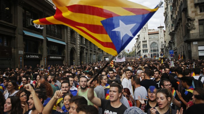 Geschichte von Katalonien: Demonstranten in Barcelona schwingen die Estelada, die Fahne Kataloniens, garniert mit einem Revolutionsstern aus Kuba.