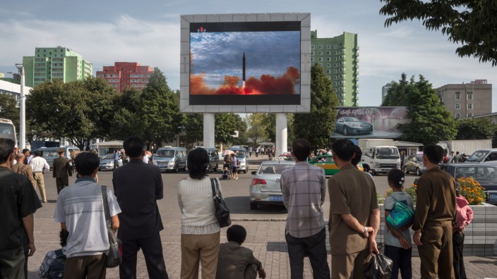 Nordkorea: Nordkoreaner verfolgen in der Hauptstadt Pjöngjang den Start einer Hwasong-Rakete.