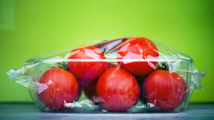 In Plastik verpackte Tomaten - viele Konsumenten wünschen sich Alternativen zu dem Kunststoff.