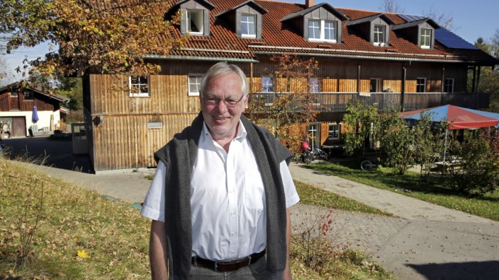 Ein Visionär geht in den Ruhestand: Rolf Merten vor dem Inselhaus im Eurasburger Ortsteil Lengenwies.
