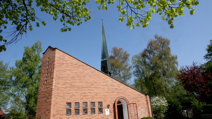 Evangelische Kirchengemeinde: Früher fanden die Gottesdienste im Wirtshaus oder in der alten Schule statt. Seit 1961 hat die evangelische Gemeinde in Neufahrn eine eigene Kirche.