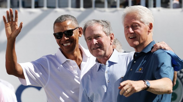 Ehemalige Staatschefs: Der Klub der ehemaligen US-Präsidenten hat derzeit fünf Mitglieder: Neben (v.l.) Barack Obama, George W. Bush und Bill Clinton (bei einem gemeinsamen Auftritt 2017) zählen der 97-jährige Jimmy Carter und Donald Trump dazu.