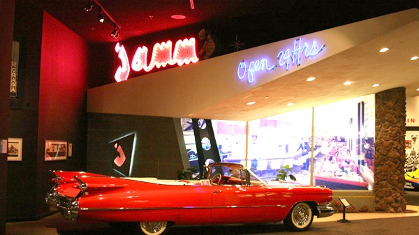 Petersen Automuseum Los Angeles: Der grandiose Cadillac Eldorado von Elvis Presley, abgestellt vor dem stadtbekannten Diner "Jamm's"