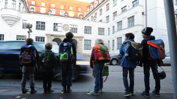 Schlechte Luft: Kinder von der Kapuzinerstrasse/Baldeplatz fordern einen sicheren Schulweg zur Tumblinger Grundschule.