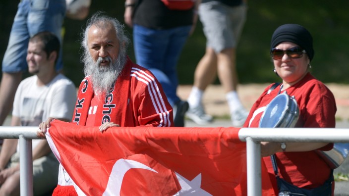 Fußball: Heimatlos: In der vergangenen Saison hängten die Türkgücü-Fans ihre Fahnen auf der Bezirkssportanlage an der Heinrich-Wieland-Straße auf.