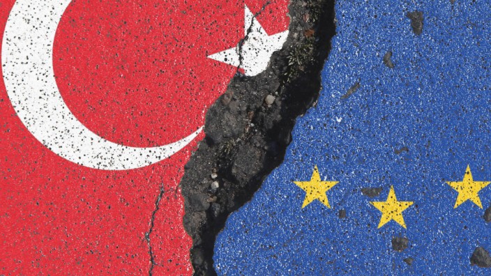 Symbolbild zum Status des Beitritt s der Türkei zur Europäischen Union EU Flagge n der EU und Türke