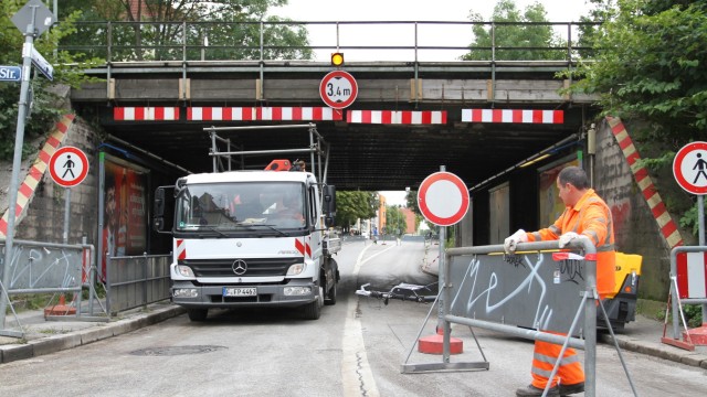 Interessen der Anwohner: Nicht nur auf Gegenliebe stößt der Ausbau der Unterführung an der Dachauer Straße - das Foto zeigt Reparatur-Arbeiten nach einem Lkw-Unfall.