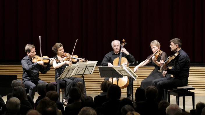 Konzertkritik: Lange Bögen: Das Bartholdy-Quintett mit Ulf Schneider, Anke Dill (beide Violine), Gustav Rinibius (Violoncelleo), sowie Barbara Westphal und Volker Jacobsen (beide Viola, von links) überzeugt in der Loisachhalle.