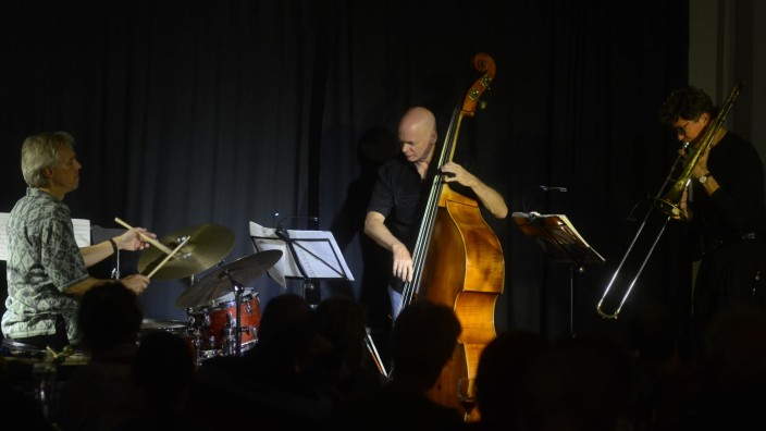 Jazz: Gerry Hemingway am Schlagzeug, Mark Helias am Kontrabass und Ray Anderson an der Posaune sind zusammen das Trio "Bassdrumbone".
