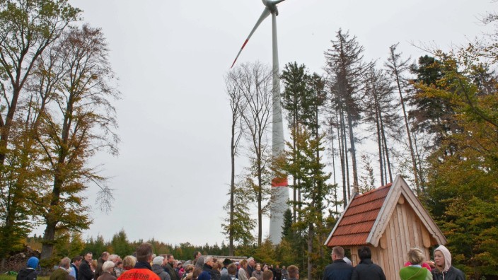 Kommentar zur Windkraft: Energiewende von unten. Die Bürger in Hamberg wissen wie's geht, denn wer selbst an einem Windrad beteiligt ist, wird sich mehr dafür einsetzen.