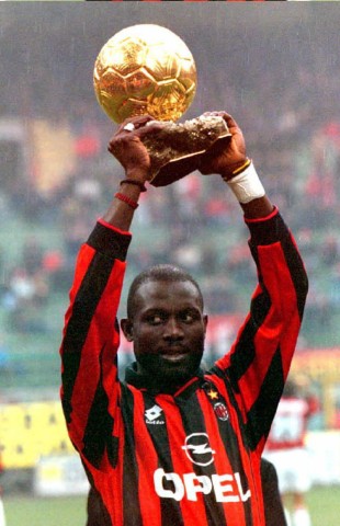 Milan's Liberian player George Weah holds up the G; Weltfußballer