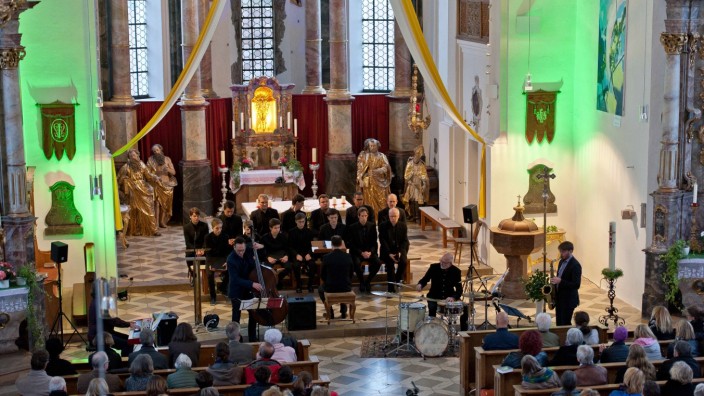 Musik-Festival: Das "HCL-Quartett" aus Oldenburg und die "Schola Monsapri" der örtlichen Musikschule verneinen jeden Gedanken an Trennendes.