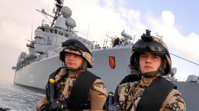 Bundeswehr im Auslandseinsatz: Einsatz ist nicht gleich Einsatz: Schiffe vor Piraten zu schützen ist weniger gefährlich als die Bundeswehr-Mission in Afghanistan.