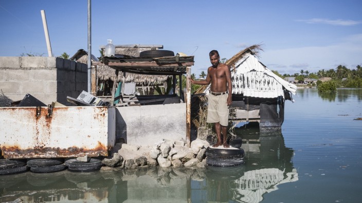 Folgen des Klimawandels: "Da stehen Menschen zum Teil bis zu den Knöcheln im Wasser, wenn sie morgens aufstehen", berichten Entwicklungshelfer aus der Südsee, wie hier im Bild in South Tarawa auf Kiribati.
