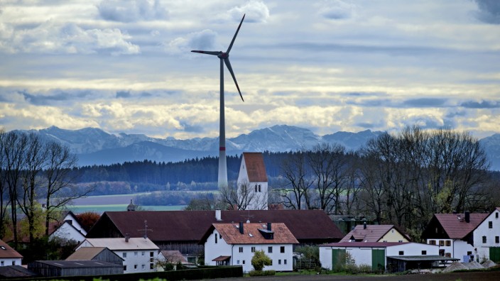Kampf gegen Windräder in Oberbayern. Windrad bei Föhn