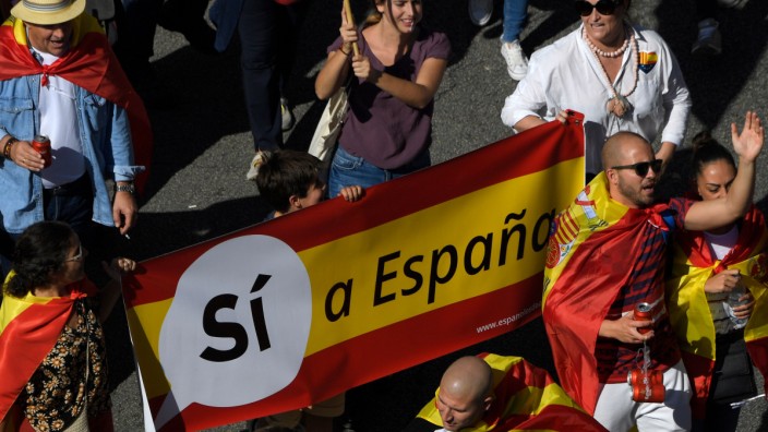Streit mit Katalonien: "Ja" zu Spanien: Katalanen in Barcelona protestieren Anfang Oktober für den Erhalt der Einheit des Landes.