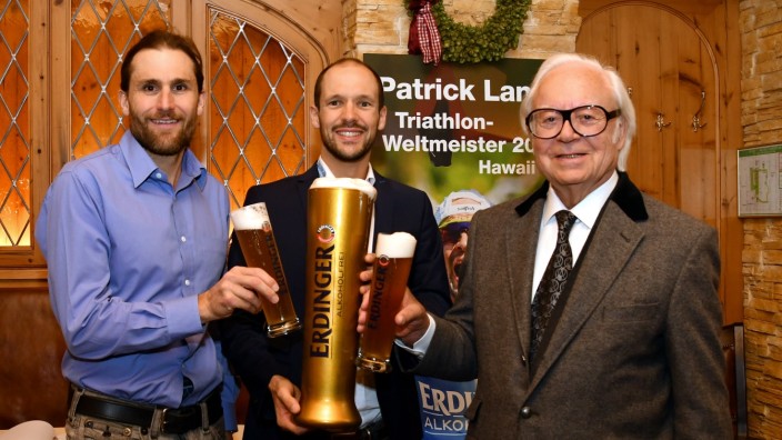 Patrick Lange in Erding: Brauerei-Besitzer Werner Brombach (rechts) empfing am Mittwoch den Ironman-Sieger Patrick Lange (Mitte), links sein Trainer Faris Al-Sultan, der 2005 auf Hawaii erfolgreich war.