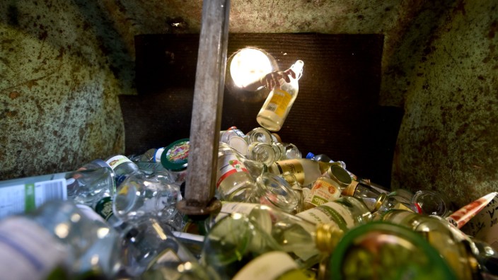 Pfand: Die Profis unter den Flaschensammlern haben Holzstöcke oder Aluzangen, um Pfandflaschen auch aus den hintersten Winkeln der Glascontainer fischen zu können.