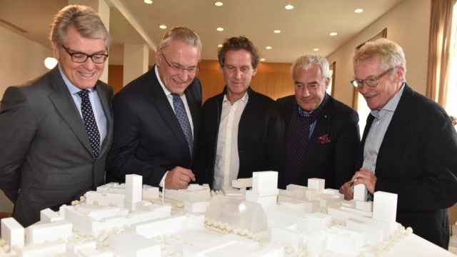 So kam es zur Entscheidung: Juroren mit dem Sieger (von links): Rechtsanwalt Hans-Robert Röthel, Bayerns Innenminister Joachim Herrmann (CSU), Architekt Anton Nachbaur, Kultusminister Ludwig Spaenle (CSU) und Jury-Präsident Arno Lederer.