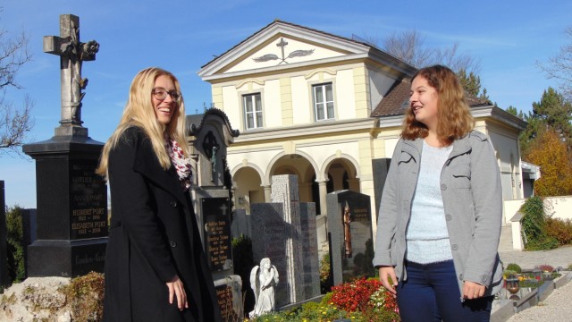 Bestattungsrituale: Marktoberdorfs Ordnungsamtschefin Carolin Beylschmidt (li.) und Stadtarchivarin Josephine Berger kennen zahllose Geschichten über den Schlossbergfriedhof.