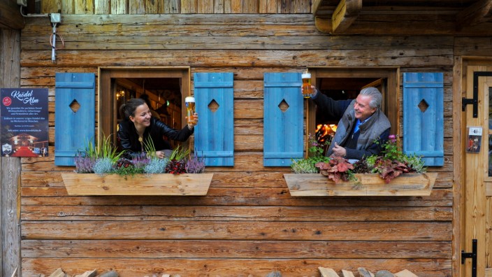 Gastronomie: Prost auf's neue Projekt: Peter Brandl und seine Tochter Julia Baer lehnen sich in ihrer neuen Almhütte aus dem Fenster.
