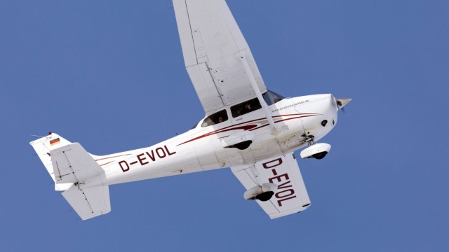 Bestattung: Den klassischen Schulterdecker, eine Cessna, nutzt Bestatter Peter Kramer nicht nur für sein Hobby, das Fliegen.