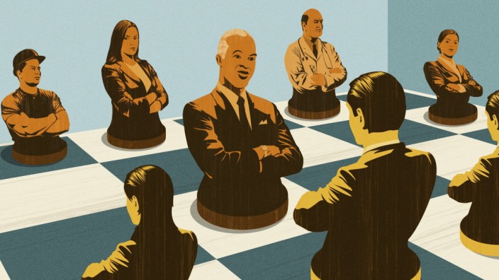 VerâÄ°rgerte Angestellte verhandeln mit Managern auf einem Schachbrett PUBLICATIONxINxGERxSUIxAUTxONLY