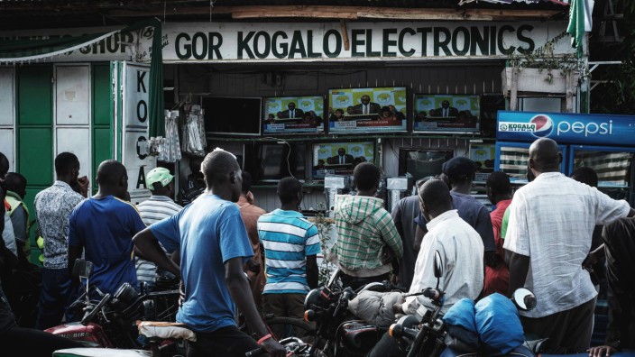 Präsidentschaftswahlen: Menschen in Kenia warten vor einem Kiosk auf die Verkündung der Wahlergebnisse.