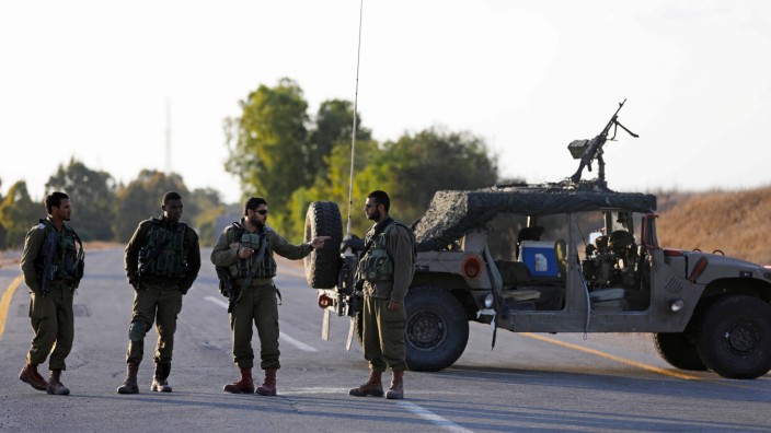 Palästina-Konflikt: Israelische Soldaten blockieren eine Straße in der Nähe des zerstörten Tunnels.
