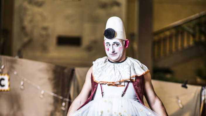 Revue: Zum Lachen traurig geht es in der neuen Musikkabarett-Revue "Cirque" von Mnozil Brass zu, wenn der Trompeter Thomas Gansch als weißer Clown vergeblich versucht, ein Zauberer zu sein.