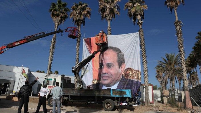 Gazastreifen: Grenzübergang Rafah: Ein Plakat zeigt Ägyptens Staatschef Abdel Fattah al Sisi, einen der Väter des Abkommens zwischen den zerstrittenen Palästinensern.