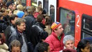 Straßenverkehr in München: Für das neue S-Bahn-Netz sind die Abfahrtszeiten an den meisten Stationen gleichgeblieben, nur an neue Liniennummern müssen sich die Fahrgäste gewöhnen.