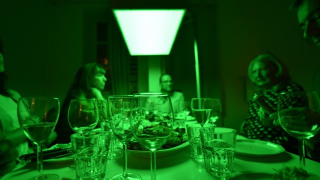 Die Wirkung von Licht und Farben: Eine Weinprobe bei grünem Licht.