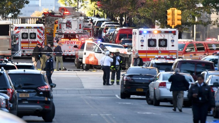 SZ Espresso: Der Morgen kompakt: Polizisten an der Stelle im New Yorker Stadtteil Manhattan, an dem ein von einem Attentäter gesteuerter Truck mit einem Schulbus zusammenprallte (Foto vom 31.10.2017).
