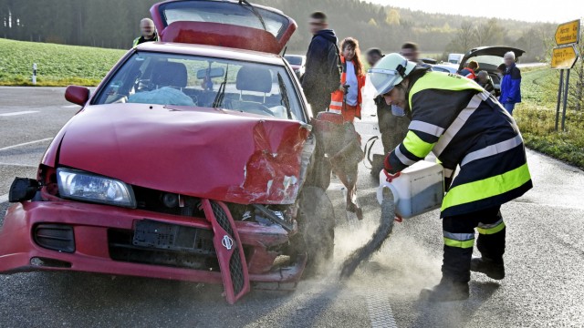 Fürstenfeldbruck: Drei Menschen werden in diesem Wagen verletzt, als ein 86 Jahre alter Autofahrer die Vorfahrt missachtet.