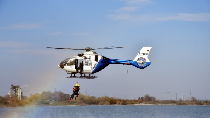 Routineeinsatz mit Gefahrenpotenzial: Proben für den Ernstfall: Der Flugassistent zieht mithilfe einer Winde Opfer und Retter aus dem Wasser in den Hubschrauber.