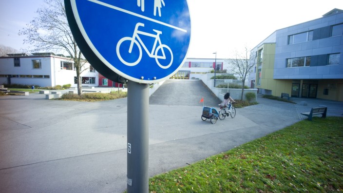 Puchheim: Fahrradweg vor Schule-Süd