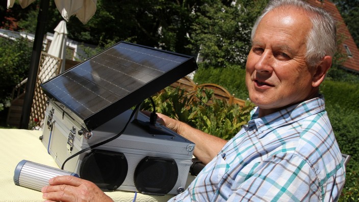 Erneuerbare Energien: Erneuerbare Energie für die Bildung: Der von Willi Kirchensteiner entwickelte Solarkoffer liefert Strom für Handys und Lampen.